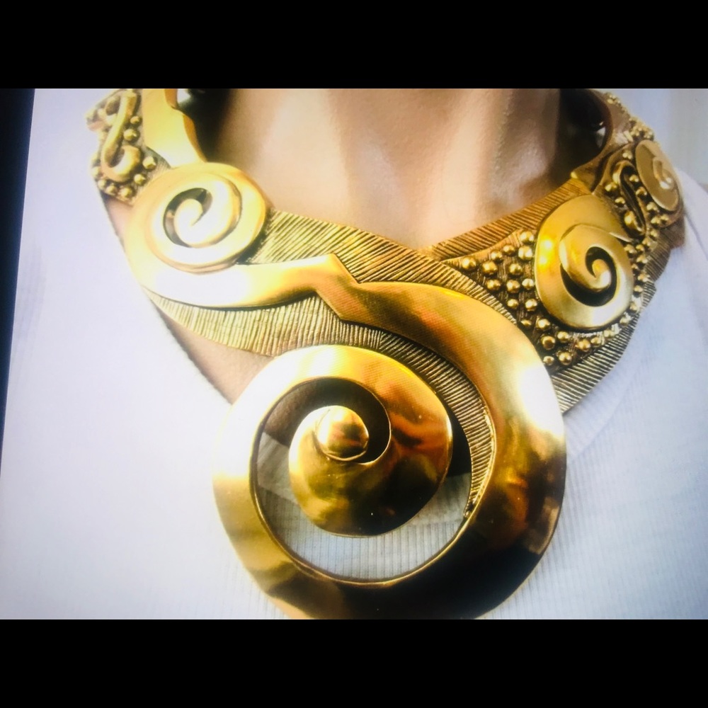 OSCAR DE LA RENTA GOLDEN NECKLACE IN ORIGINAL BOXE - Picture 3 of 16